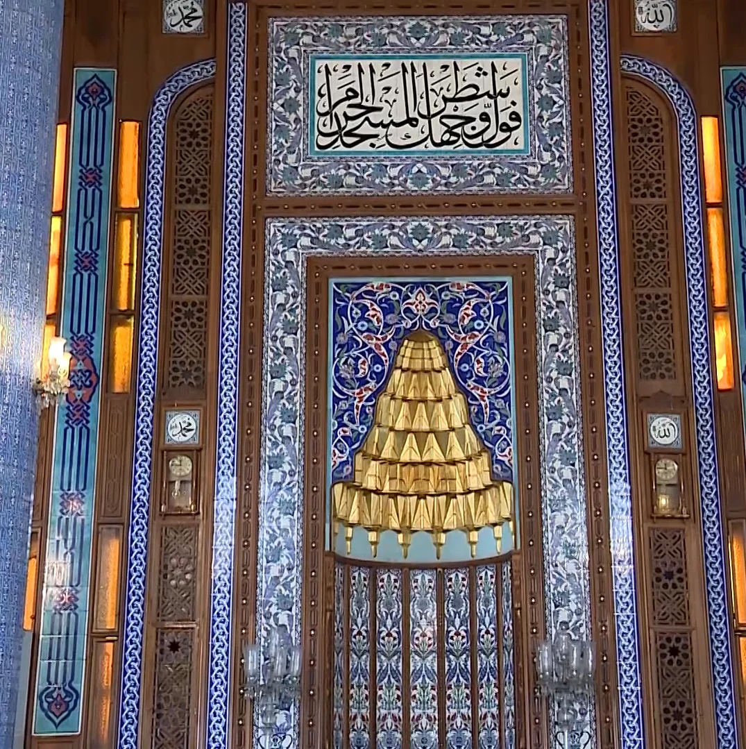 Ulu Camii'nin Zarif Mimari Detayları - Sanat Tarihinin Göz Kamaştırıcı İncisi! Mavi, beyaz ve altın çinilerle süslenmiş Ulu Camii'nin detayları.