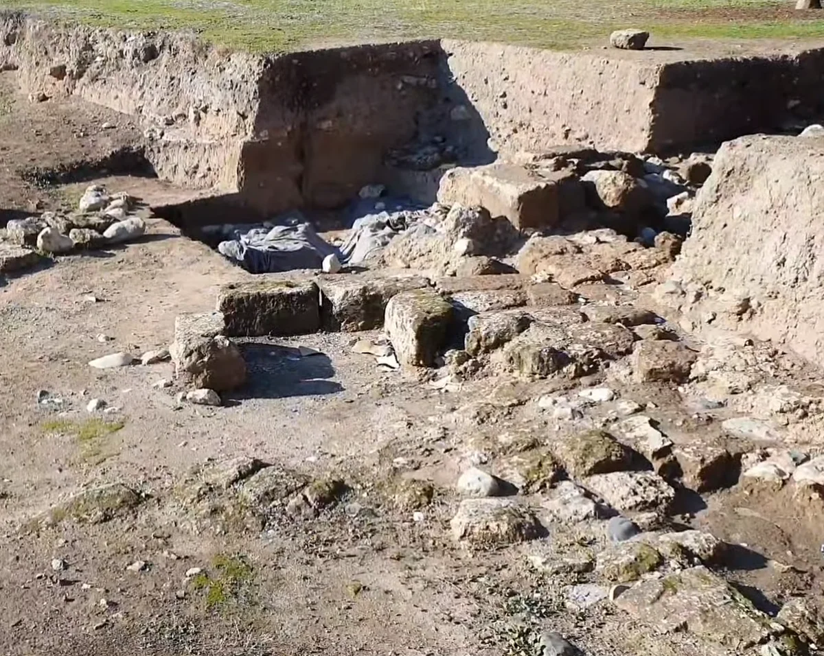 Yumuktepe'nin Derinlikleri - Tarihi Arkeolojik Alanın Kazı Çalışmaları! Tarihi bir arkeolojik alanda açıkta kalan taşlar ve kalıntılar