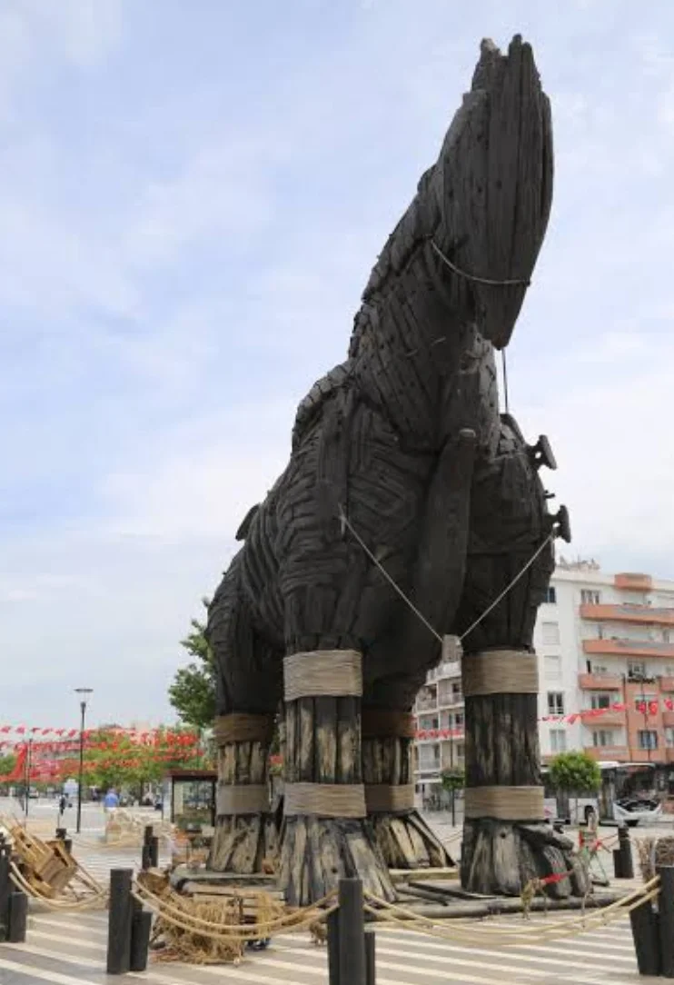 Yumuktepe'nin İkonu - Tahta At Heykeli! Büyük tahta at heykeli, koyu ahşap detaylarıyla dikkat çekiyor.