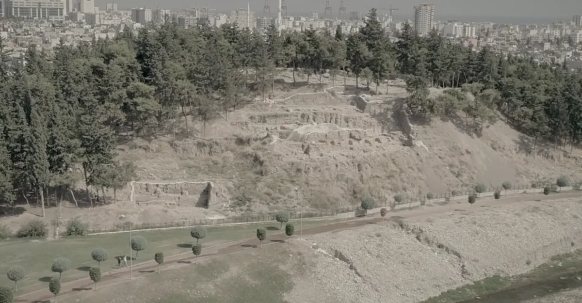 Yumuktepe - Tarihi Kalıntılar ve Şehir Manzarası! Geçmiş ve günümüzün buluşması Yumuktepe'de tarihi kalıntılar ve modern şehir manzarası görülüyor.