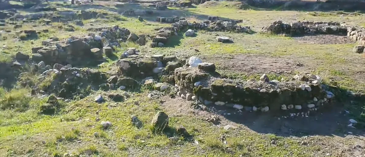 Yumuktepe - Tarihin Sessiz Tanıkları! Yeşil çimenler ve yosunlu yapılarla çevrili taş kalıntılar. Geniş arazide dağınık taş kalıntıları, yeşil çimenler ve yosunlu yapılar