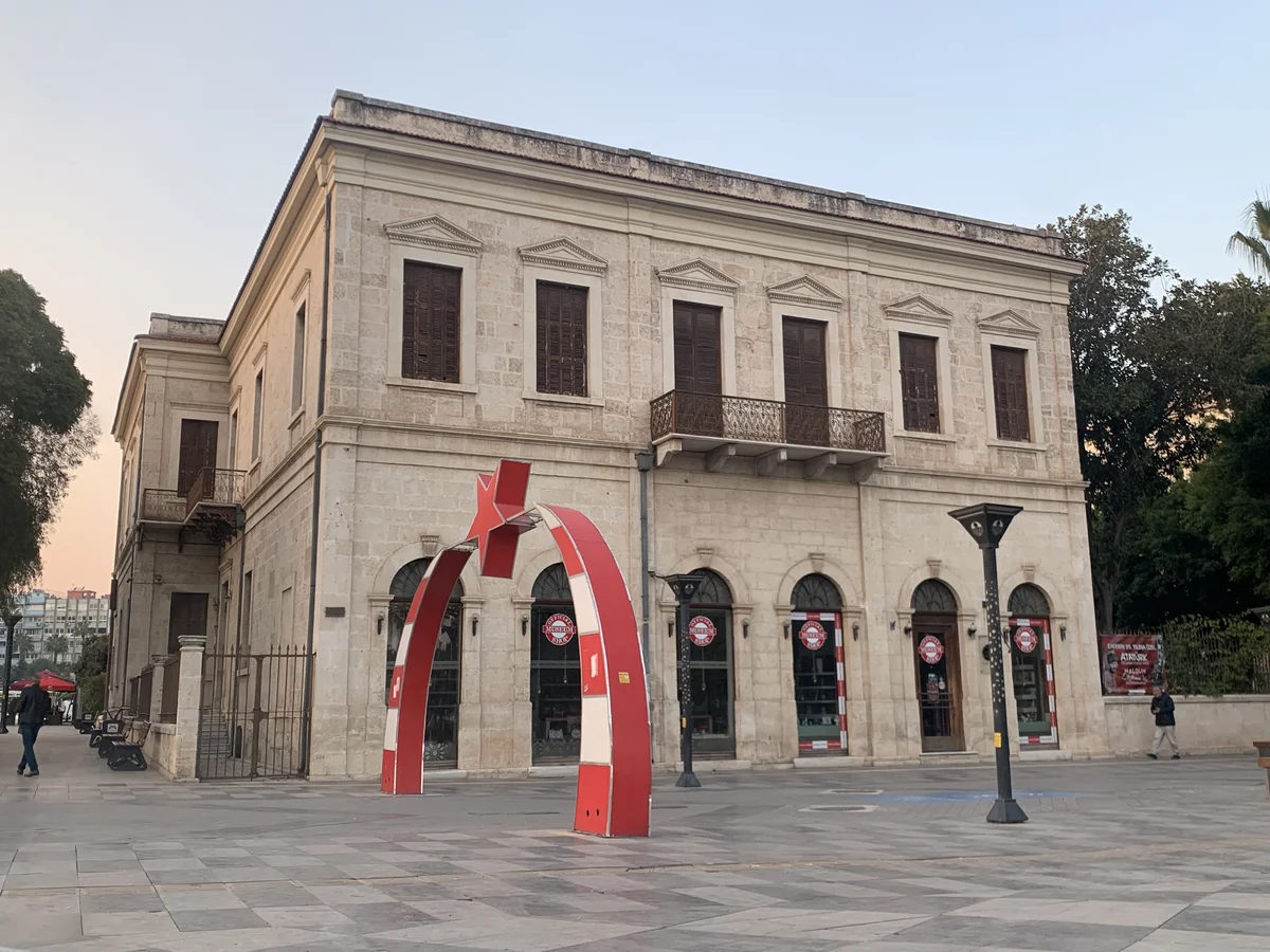 Mersin Atatürk Evi: Tarihi Güzellik ve Kültürel Mirasın Buluşma Noktası! Tarihi Mersin Atatürk Evi, klasik mimarisi ve canlı atmosferi ile dikkat çekiyor.