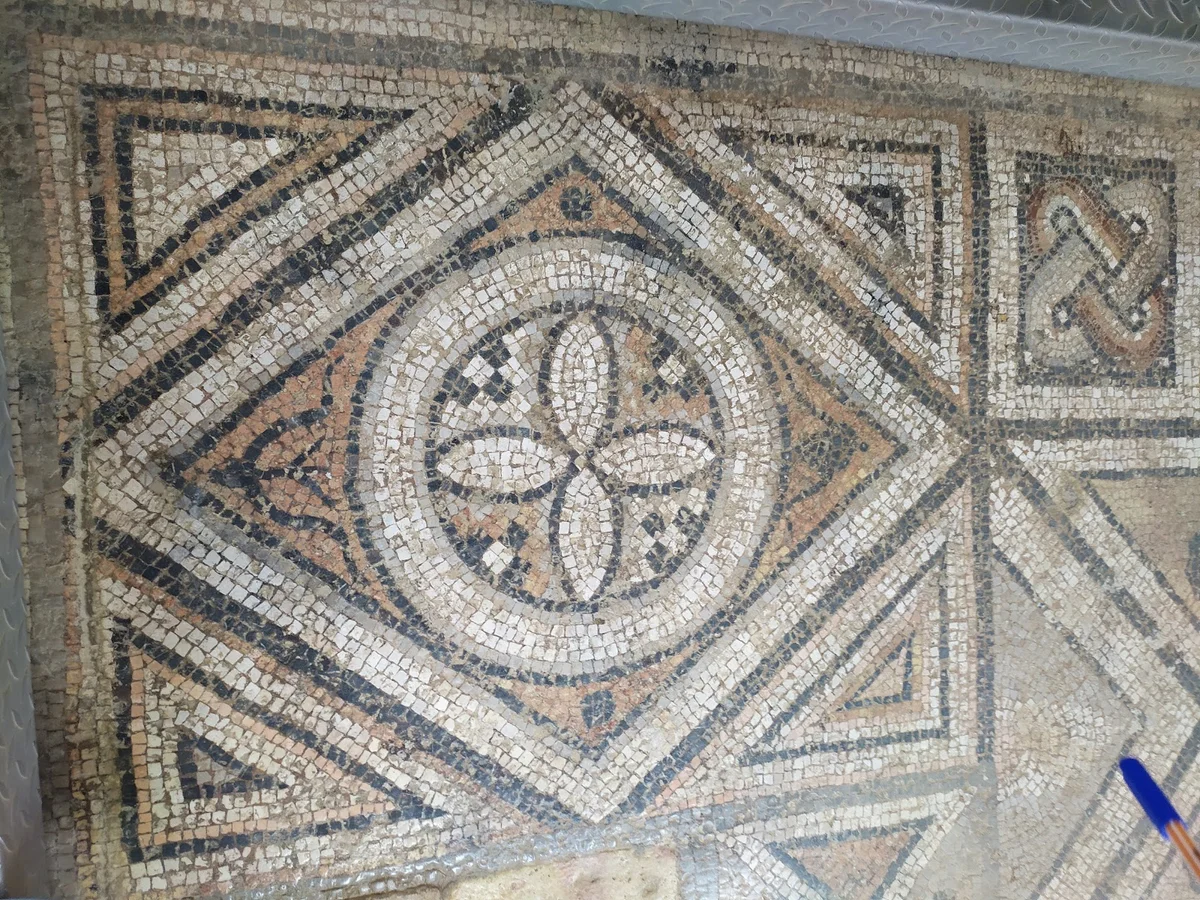 Eşsiz Zemin Mozaği - Karmaşık Geometrik Desenler Antik zemin mozaği, sıcak tonlarda taşlarla işlenmiş karmaşık geometrik desenler içeriyor.