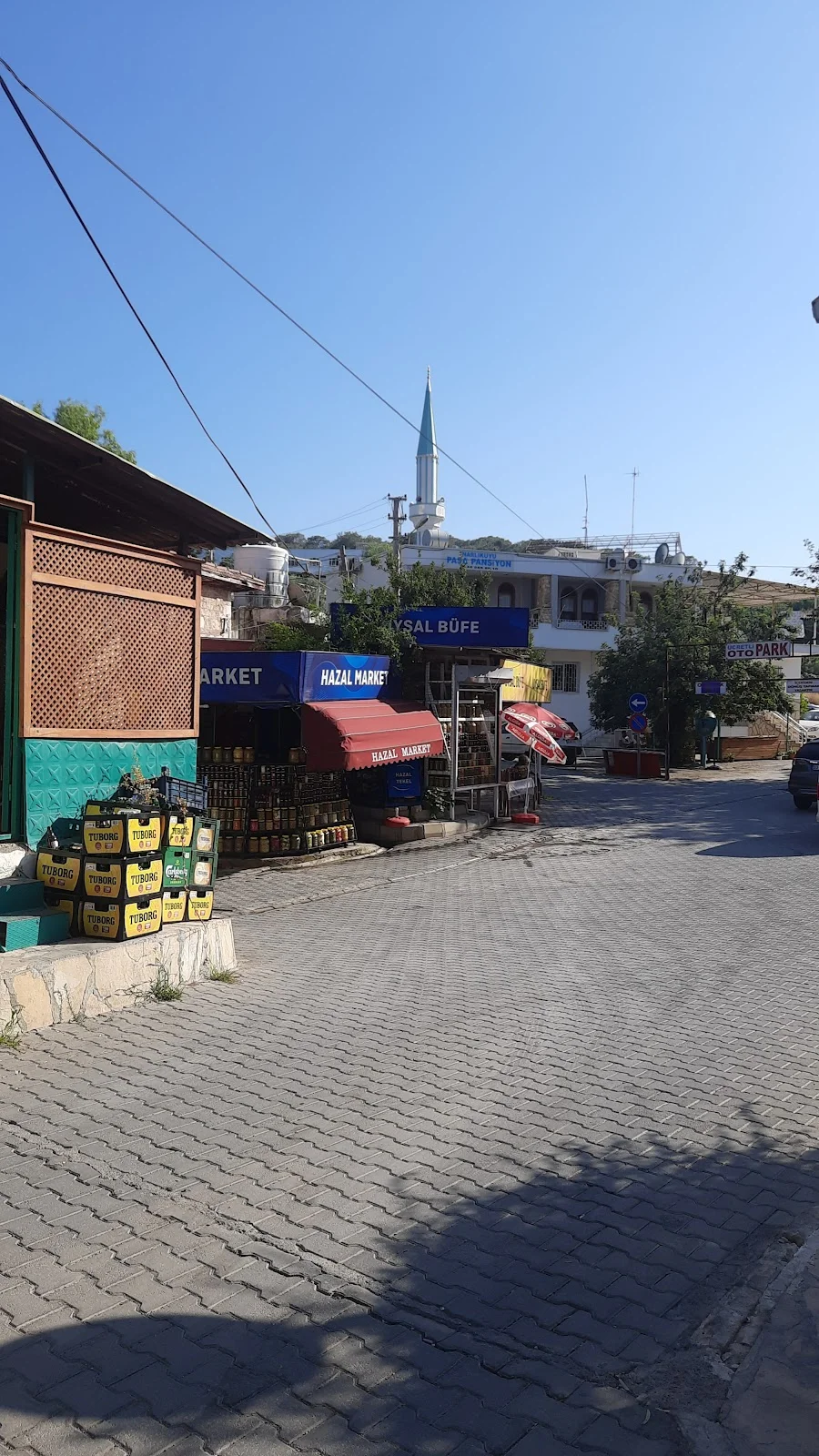 Huzurlu Sokak Manzarası - Mavi Tenteler ve Minareler! Mavi tenteli dükkanlar ve cami minaresi ile huzurlu sokak manzarası