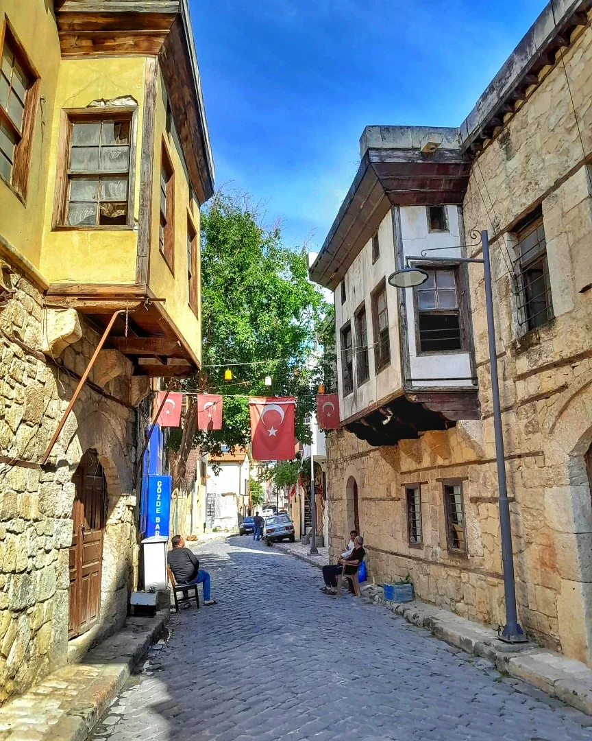 Tarihi Tarsus Evleri: Anadolu'nun Gizemli Mimarisi mi, Yaşayan Tarih mi?! Dar sokakta yer alan tarihi Tarsus evleri ve pürüzlü taş döşeme