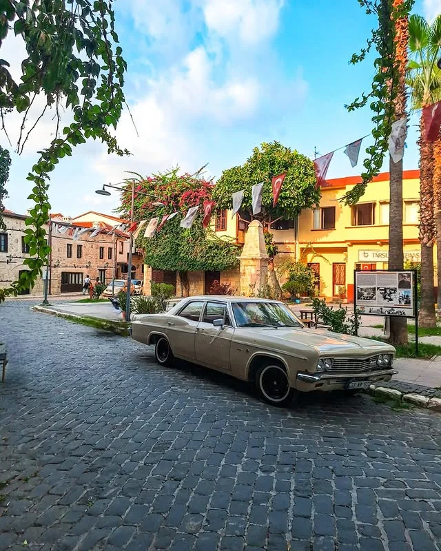 Tarihi Tarsus Evleriyle Nostaljik Sokaklarda Geçmişe Yolculuk - Sanat Tarihinin İzinde! Eski arabanın yer aldığı tarihi bir kasaba sokak manzarası