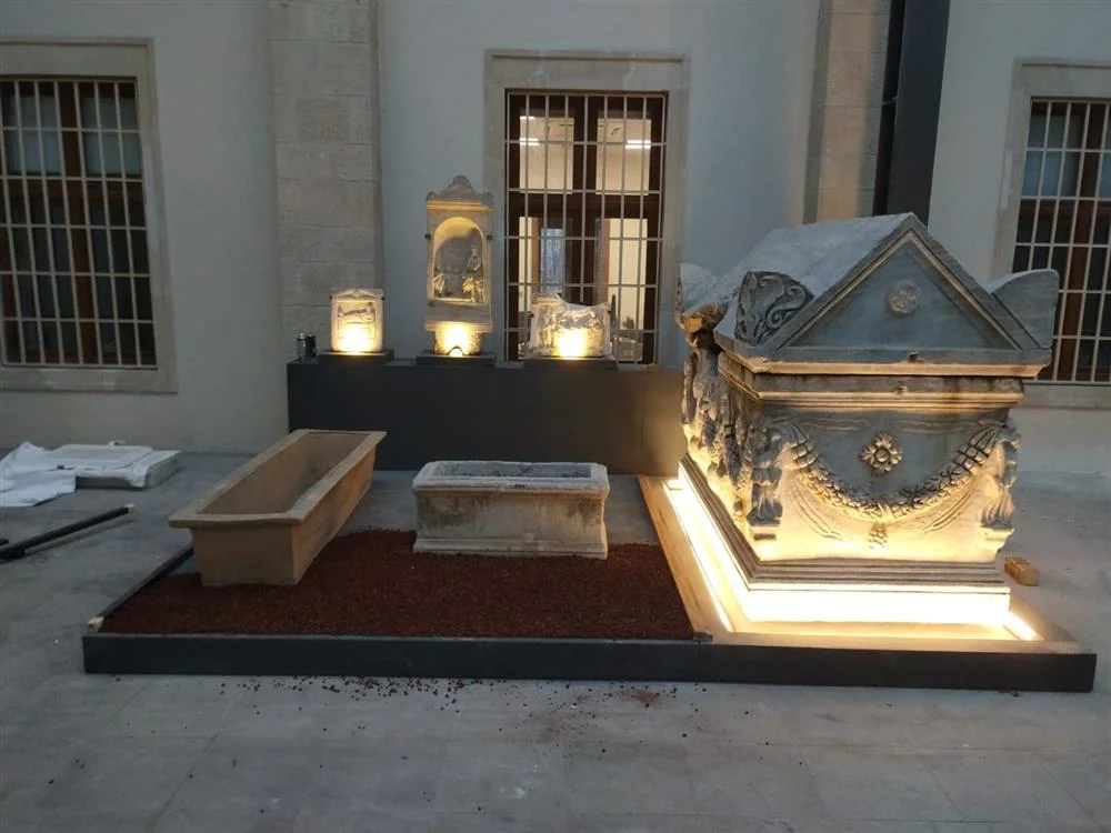 Tarsus Müzesi'nde Antik Eserler - Detaylı İşçilikle Süslenmiş Lahitler Tarsus Müzesi'nde sergilenen detaylı işçilikle süslenmiş lahit ve mezar taşları