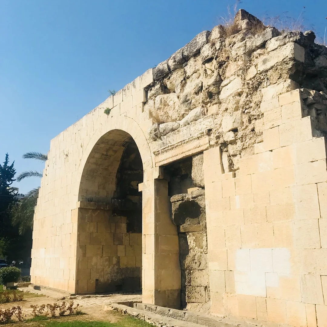Tarihi Kleopatra Kapısı: Büyük Kemer ve Taş Duvarların İzleri! Tarihi Kleopatra Kapısı kalıntıları, büyük kemer ve taş duvarlar ile çevrili