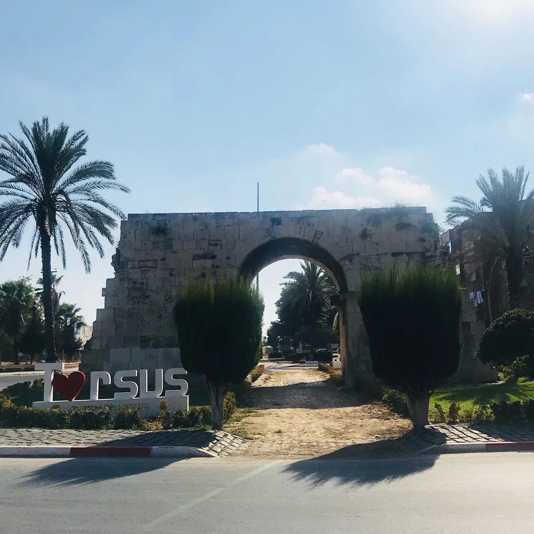 Kleopatra Kapısı - Tarihi Güzellik! Yeşilliklerle çevrili taş kemer ve palmiye ağaçları Tarihi taş kemer, yeşilliklerle kaplı yol ve palmiye ağaçlarıyla çevrili.