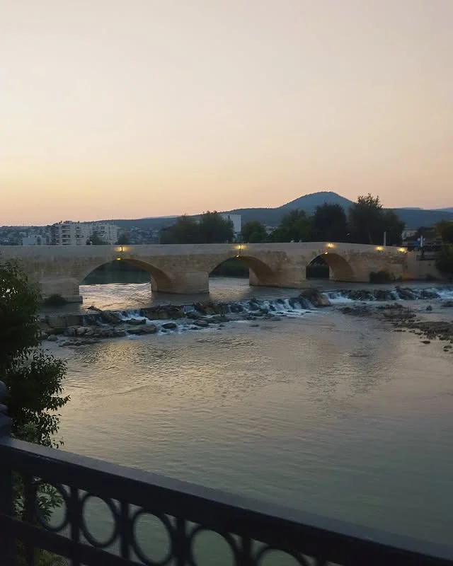Silifke Taş Köprü Görseli - Mimari Detayların Keşfi! Silifke taş köprü manzarası ve detayları