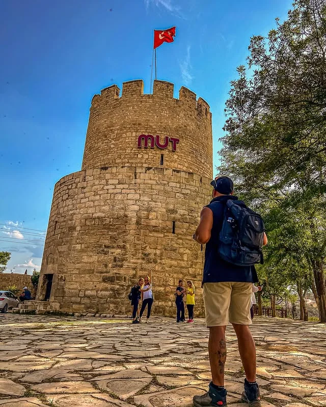 Mersin Mut Kalesi: Mut'un Tarihi Simgesi ve Gizli Tünelleri Rehberi