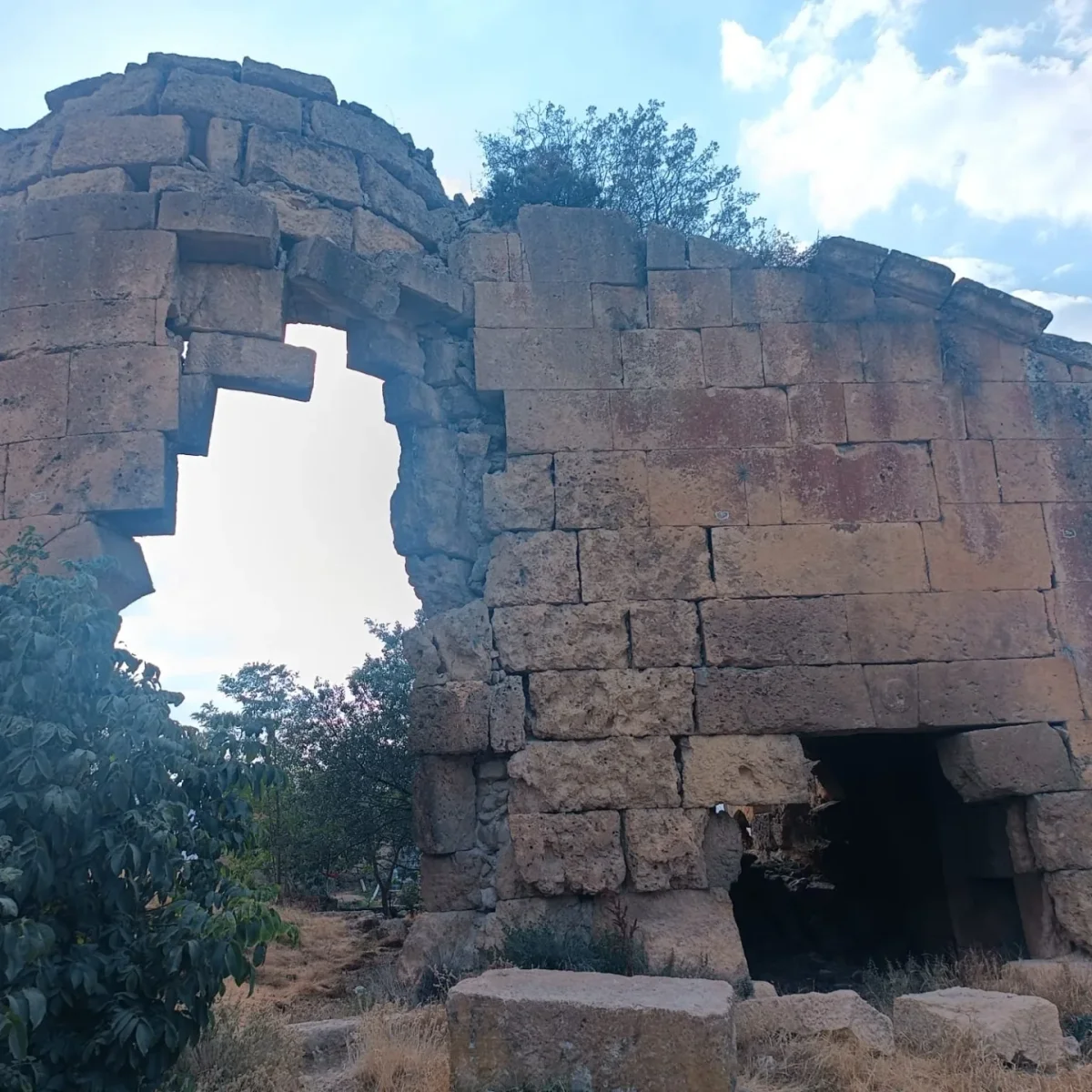 Mersin Dağpazarı Kilisesi: Mut'un Antik Kent Corapissus'undaki Arkeolojik Hazine