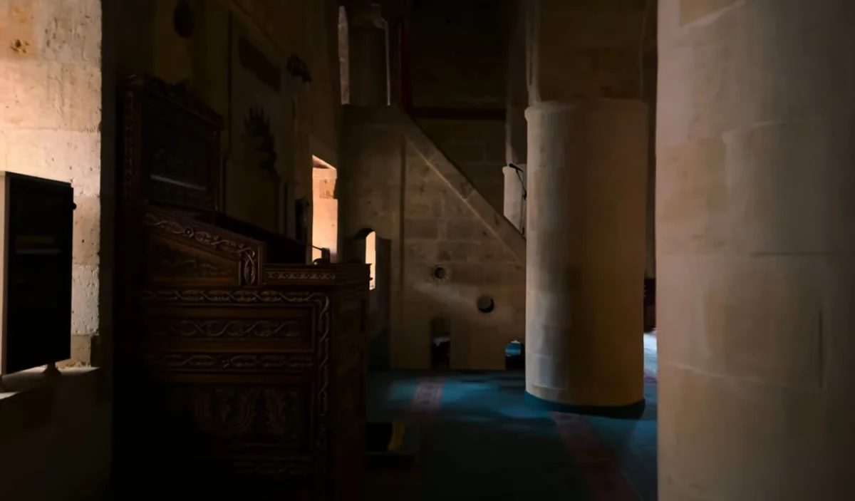 Taş duvarlar ve doğal ışıkla aydınlatılmış mistik bir iç mekan