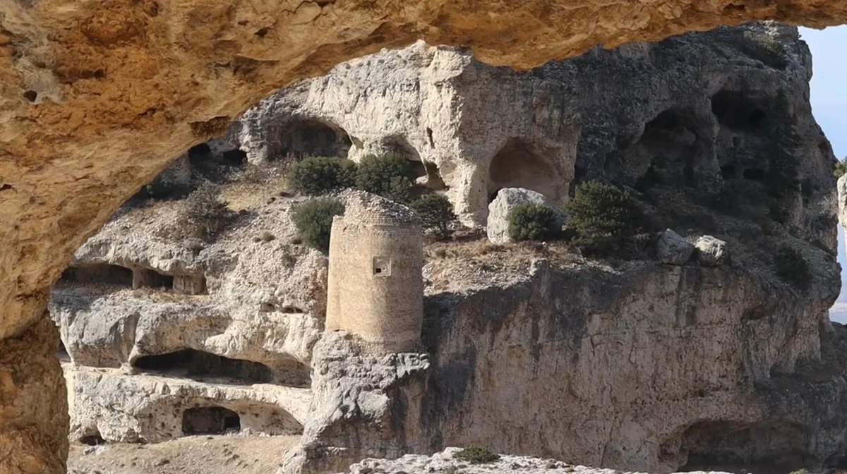 Mersin Mavga Kalesi: Mut'un Gizemli Kaya Kalesi Doğa ve Kültür Rehberi