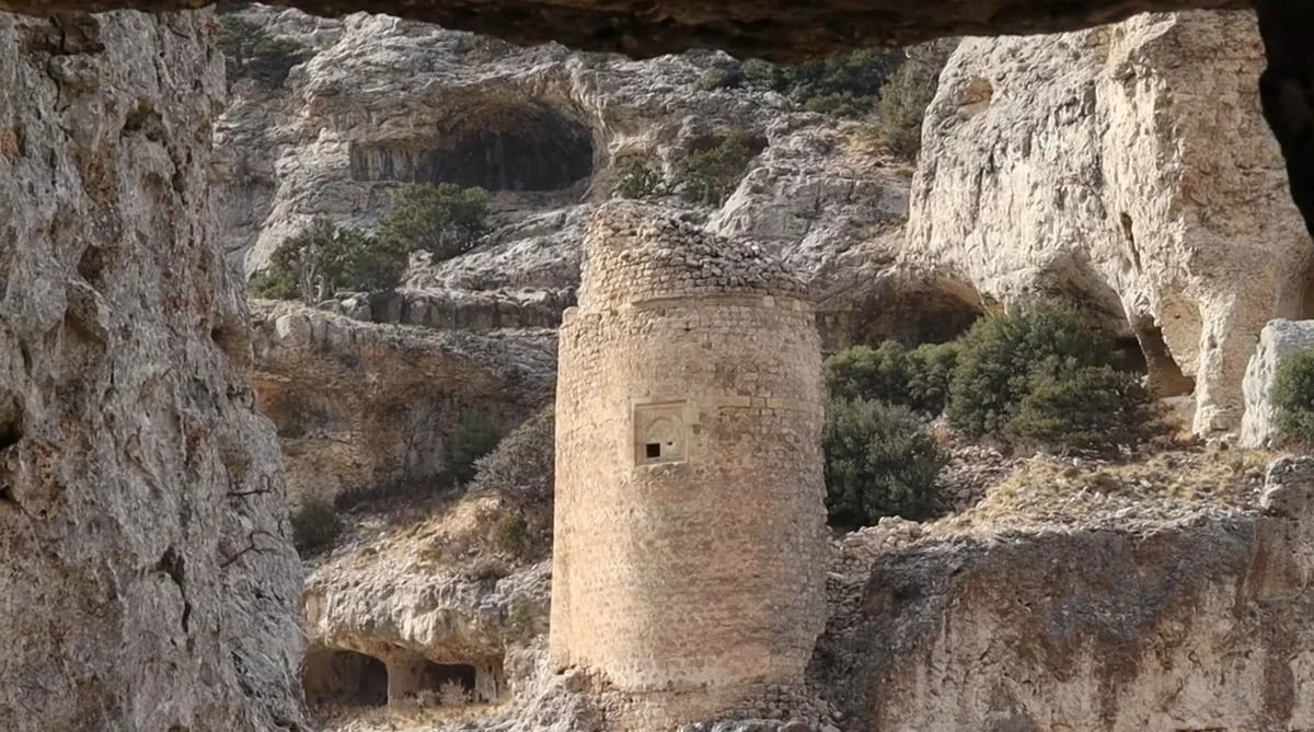 Mersin Mavga Kalesi: Mersin'in Kayalara Oyulmuş Selçuklu Mimarisi Şaheseri