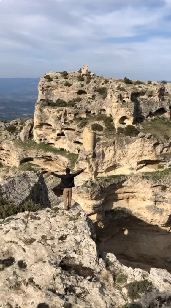 Mersin Mavga Kalesi: Mut'un Kayalara Oyulmuş Antik Tahkimatı