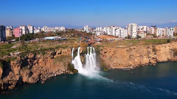 Antalya Aşağı Düden Şelalesi: Antalya'nın Traverten Falezlerinden Akdeniz'e Dökülen Jeolojik Harikası