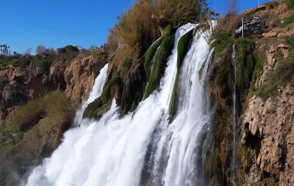 Antalya Aşağı Düden Şelalesi: Antalya'nın Traverten Falezlerinden Akdeniz'e Dökülen Jeolojik Harikası