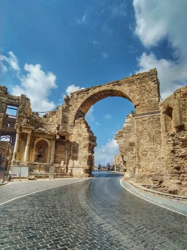 Antalya Side Antik Kenti: Manavgat'ın Tarihsel Süreklilik ve Kopuş Noktalarıyla Şekillenen Antik Mirası