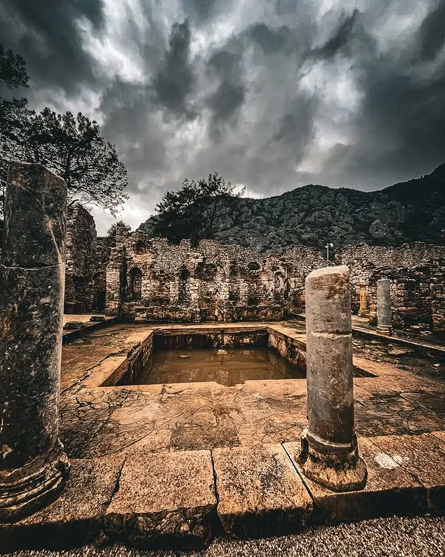 Antalya Olympos Antik Kenti: Kumluca'nın Sönmeyen Ateşler Diyarı Rehberi