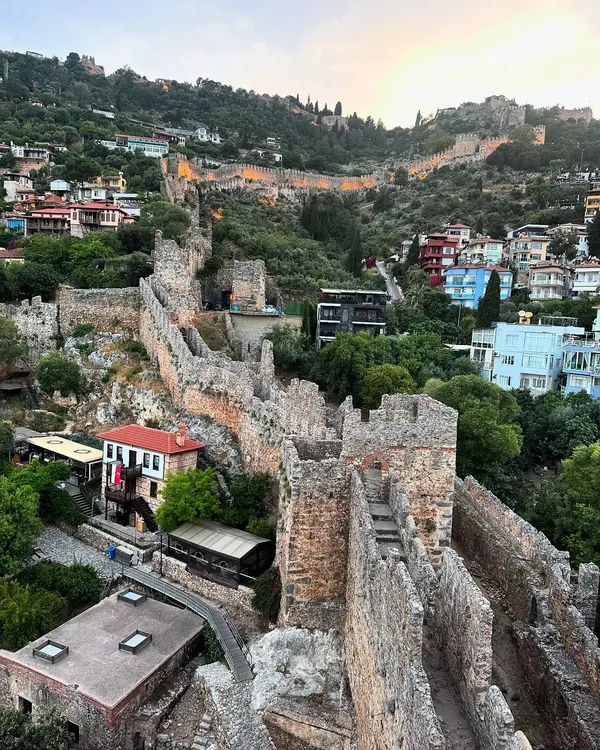 Antalya Alanya Kalesi: Akdeniz'in Selçuklu Sanat Hazinesi