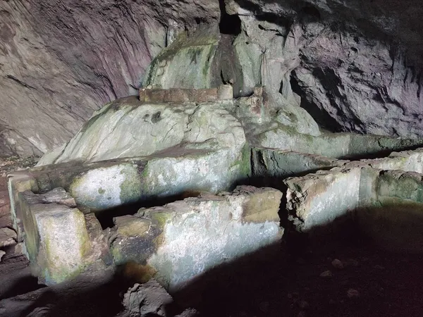 Kocain Mağarası'ndaki doğal ve insan yapımı taş yapılar, loş aydınlatma ile gözler önünde.