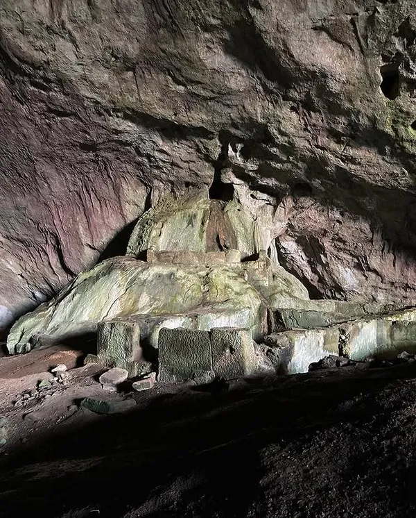 Büyüleyici doğal taş oluşumları ve karanlık alanlar içeren Kocain Mağarası