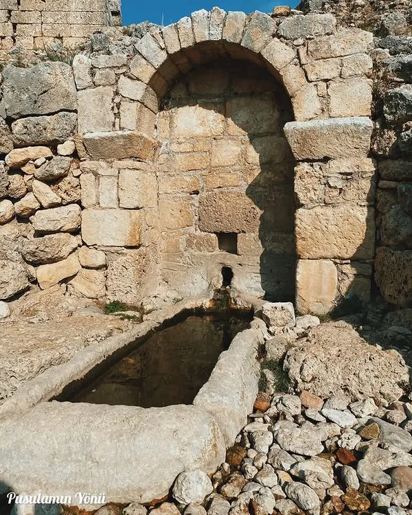 Eski bir kapı ve su kaynağı ile Silyon Antik Kenti'nin tarihi yapısı.