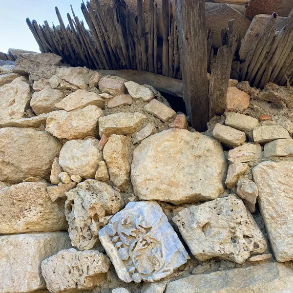 Sillyon Antik Kenti'nde taşlardan yapılmış eski yapının detayları