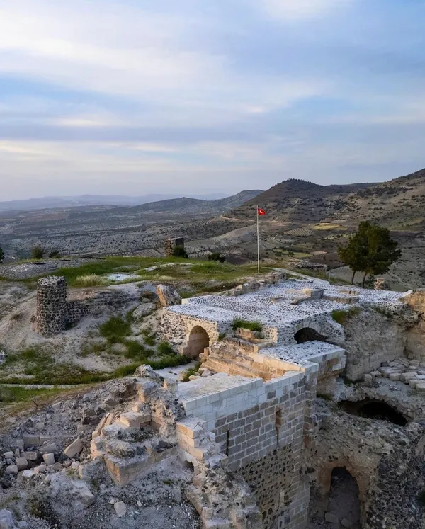 Kilis Ravanda Kalesi: Polateli'nin Tarihi Gözetleme Kulesi