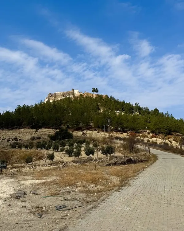 Kilis Ravanda Kalesi: Polateli'nin Tarihi Gözetleme Kulesi