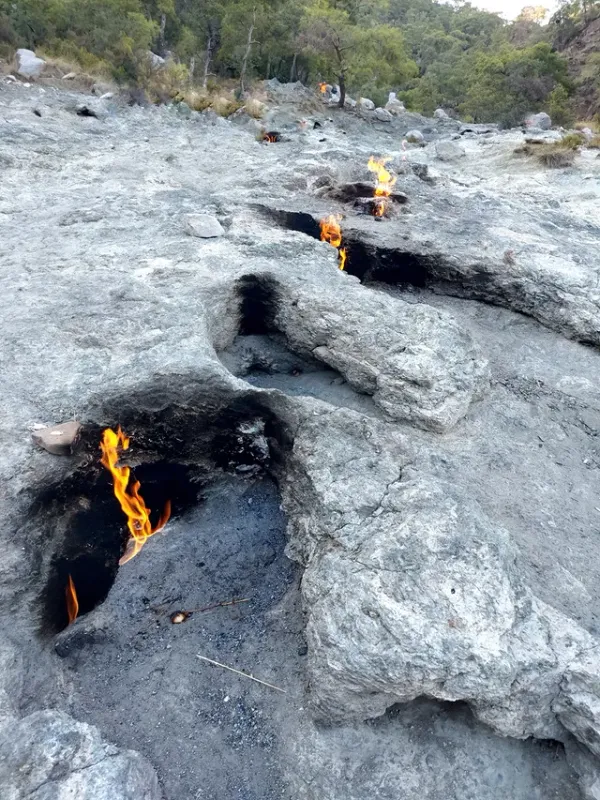 Antalya Yanartaş: Kemer'in 2500 Yıldır Yanan Jeolojik Mucizesi