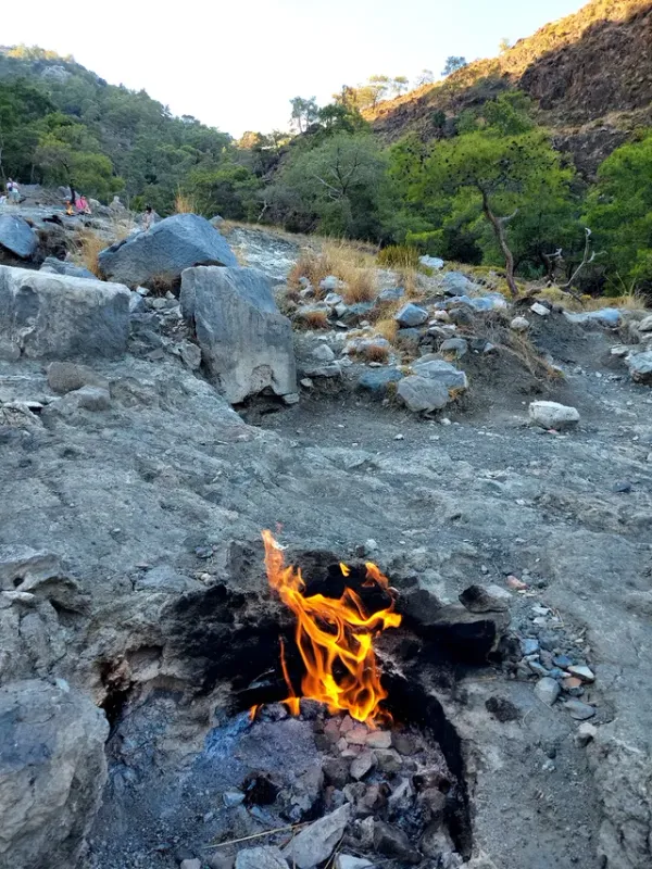 Antalya Yanartaş: Kemer'in 2500 Yıldır Yanan Jeolojik Mucizesi