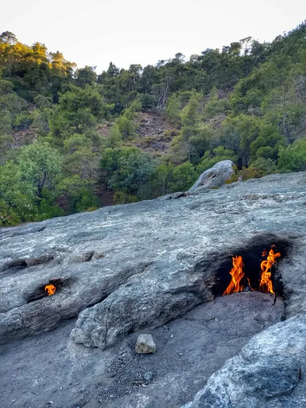 Antalya Yanartaş: Kemer'in 2500 Yıldır Yanan Jeolojik Mucizesi