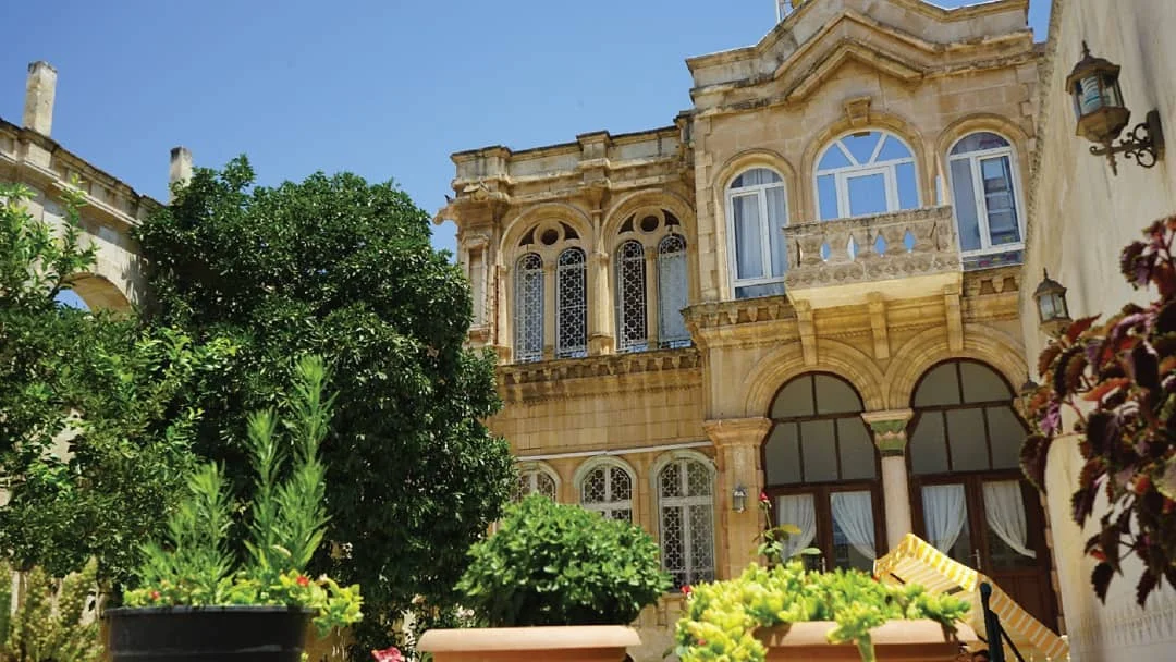 Tarihi Akıncı Konağı, zarif taş duvarları ve kemerli pencereleriyle dikkat çekiyor.