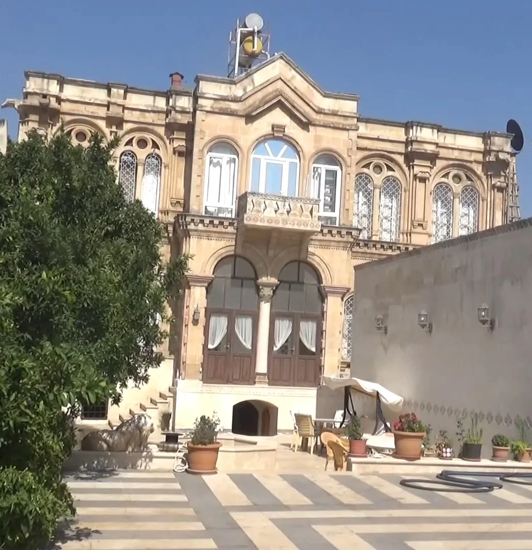 Tarihi Akıncı Konağı, süslü pencereleri ve geniş avlusuyla dikkat çekiyor.