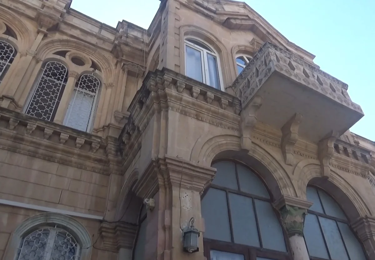 Tarihi Akıncı Konağı'nın zarif sütunları ve büyük kemerli pencereleri