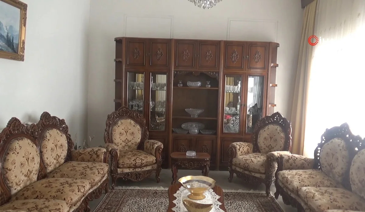 Şık halı ve oval sehpa ile döşenmiş sıcak bir oturma odası