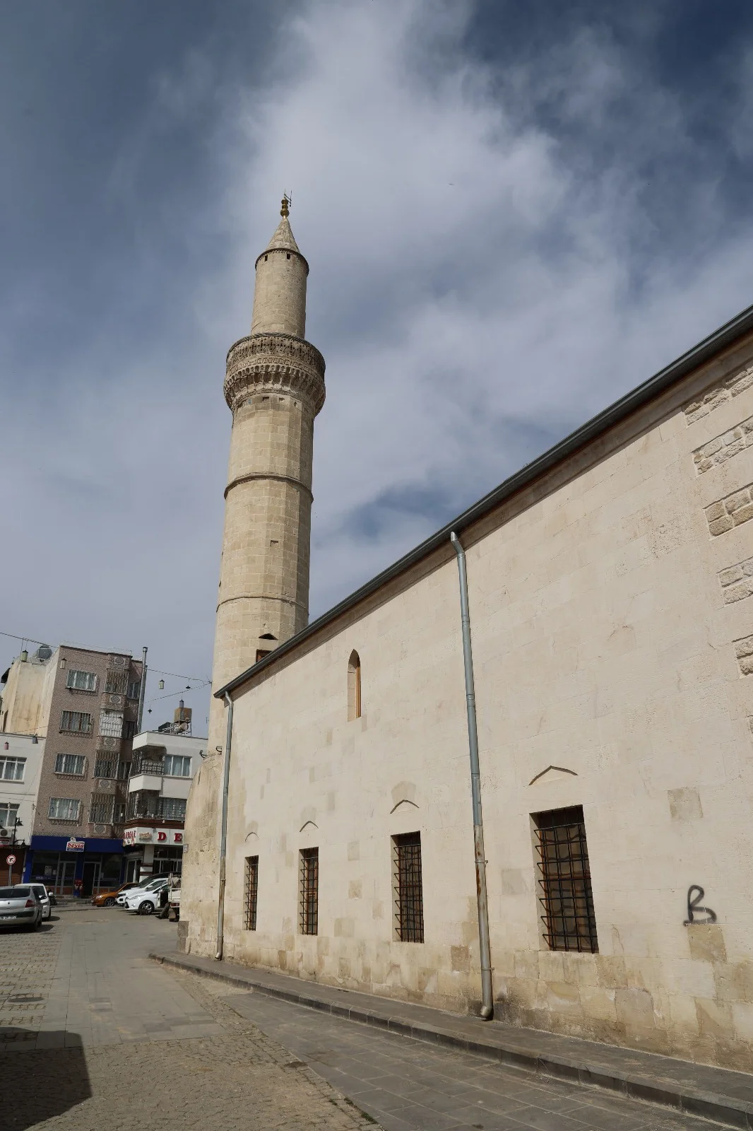 Çalık Camii minaresi ve tarihi binası, çevresiyle birlikte görünmekte.