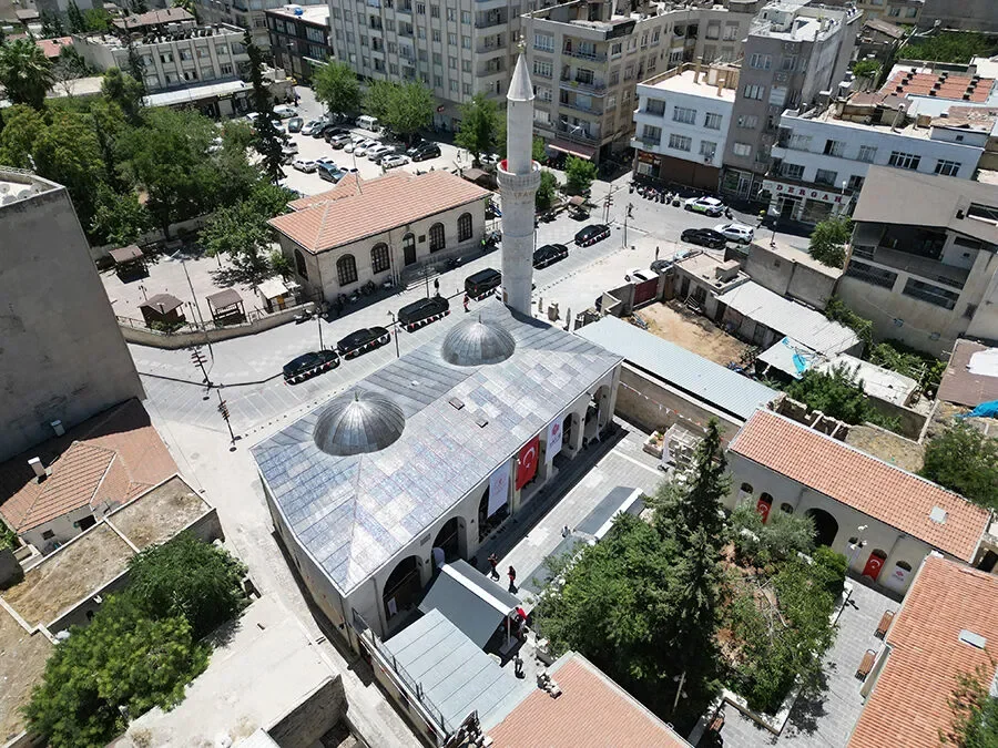 Çalık Camii'nin üstten görünümü, çevresindeki yeşil alan ve ağaçlarla birlikte gösteriliyor.