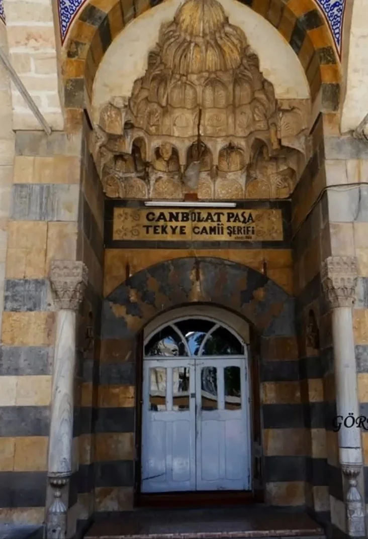 Canbolat Paşa Camii'nin detaylı taş işçiliği ve zarif sütunları