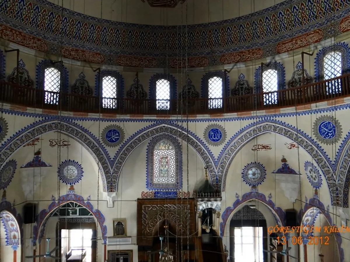 Mavi ve beyaz tonlarında süslenmiş caminin iç mekanı, zarif hatlar ve çiçek desenleriyle dekore edilmiştir.