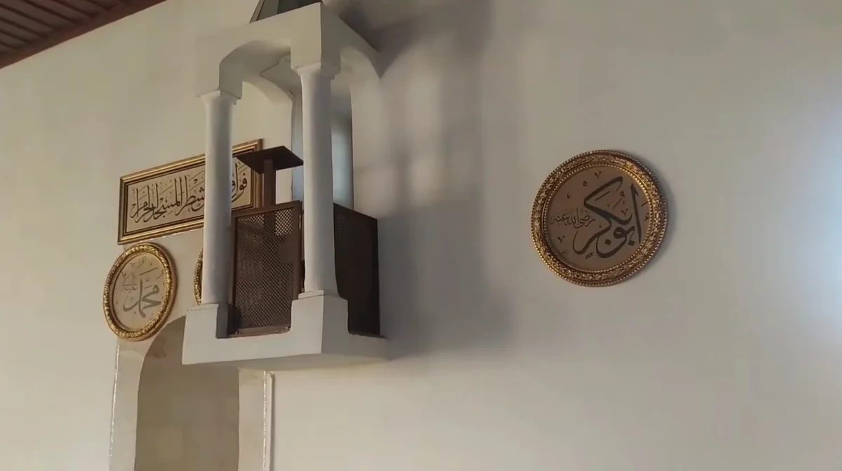 Cüneyne Camii'nin iç mekanında hat eserleri ve minber görünümü