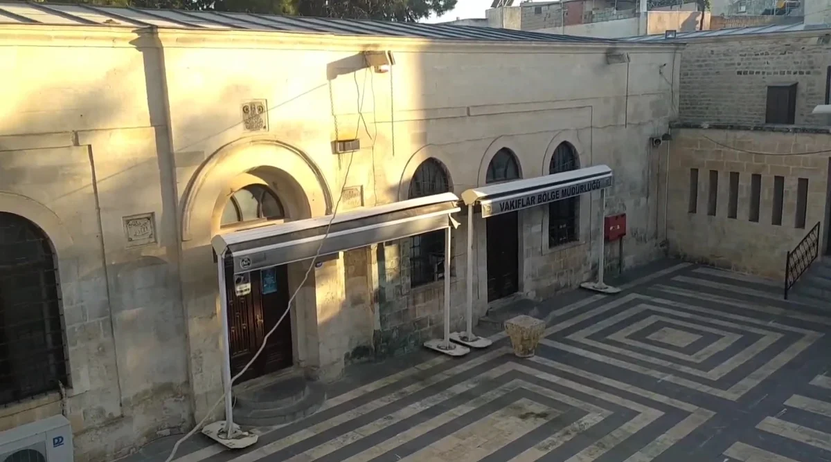 Tarihi Cüneyne Camii, büyük kemerli pencereleri ve taş merdiveniyle dikkat çekiyor.