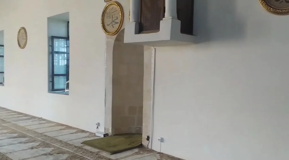 Aydınlık iç mekan, büyük pencerelerden gelen doğal ışıkla dolu.