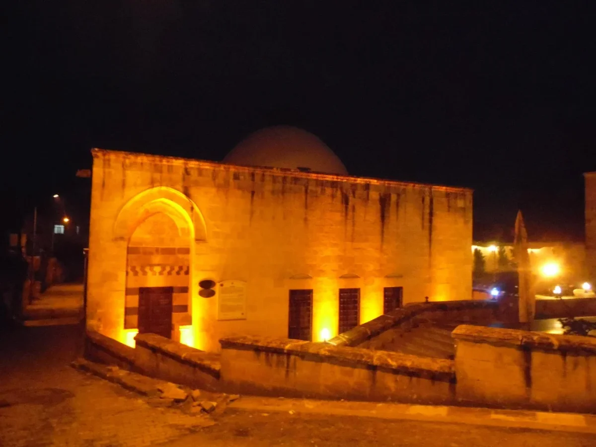 Gece aydınlatmasıyla belirginleşen tarihi eski hamam görünümü