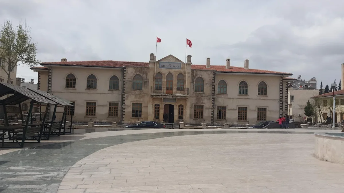 Klasik mimari tarzda inşa edilmiş Paşa Hamamı, Türk bayrakları ve yeşil alanla çevrili.