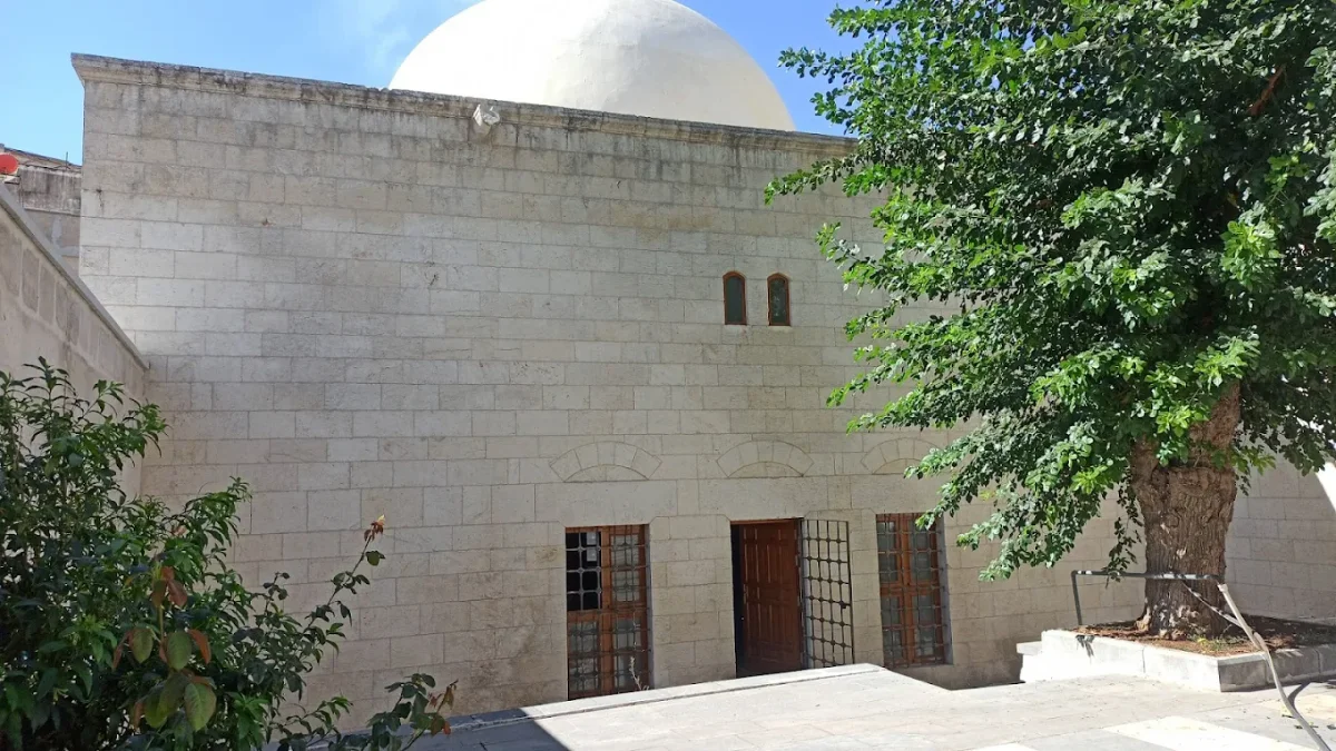 Tarihi Paşa Hamamı'nın taş duvarları ve yuvarlak kubbesi görünmekte.