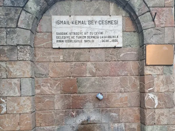 İsmail Kemal Bey Çeşmesi, doğal taşlarla inşa edilmiş ve su çıkışıyla dikkat çekiyor.