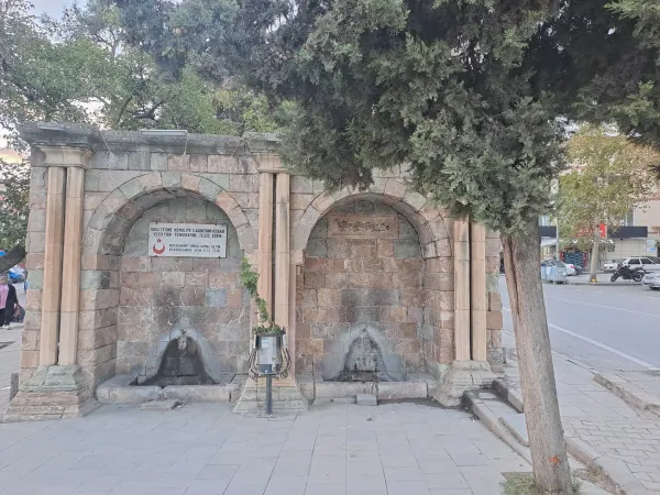 Tarihi Şeyh Adil çeşmesi, taş yapısıyla ve dekoratif detaylarıyla dikkat çekiyor.